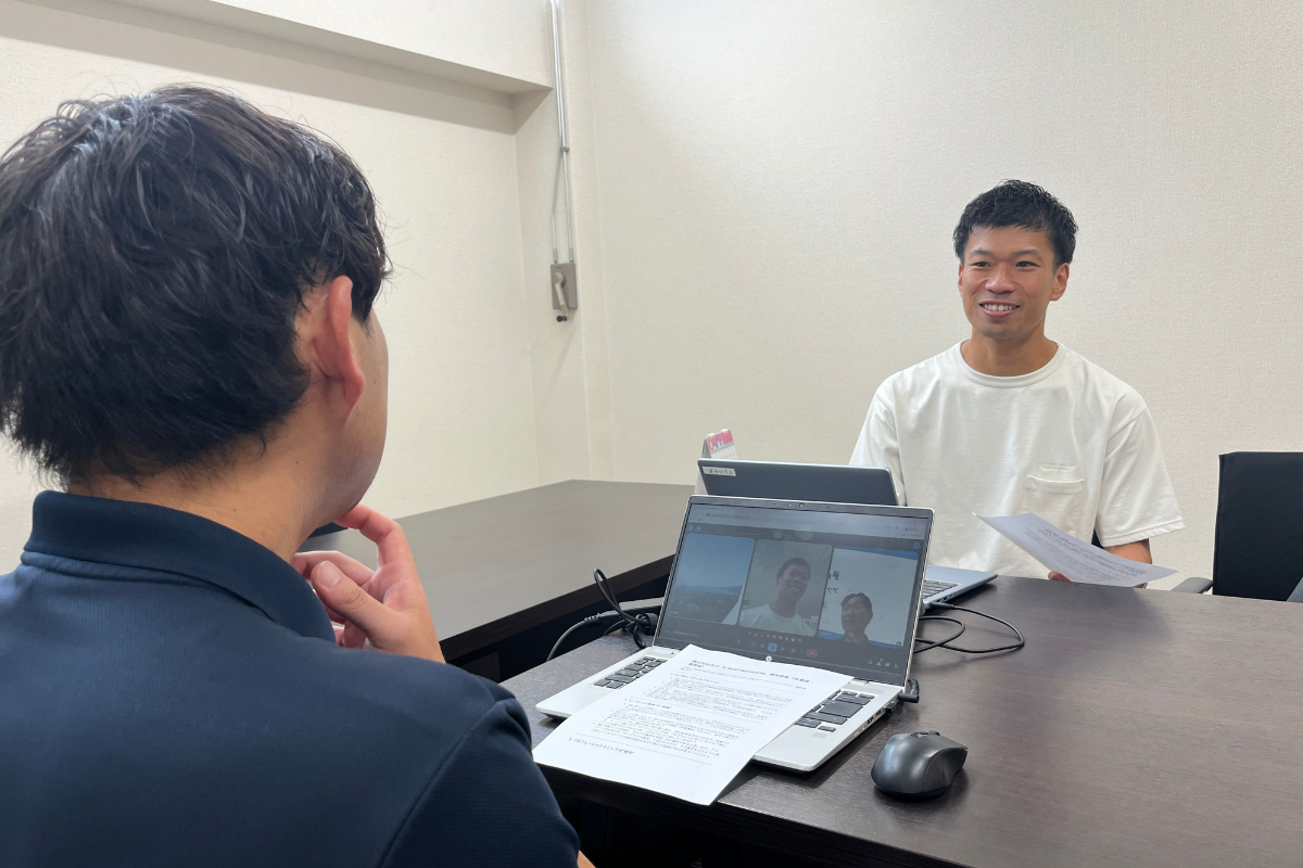 有墨の背中越しの安藤