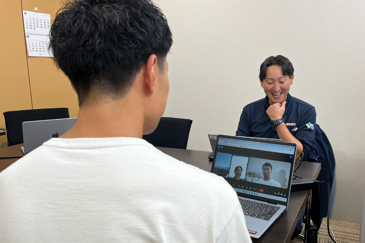 安藤の背中越しの有墨