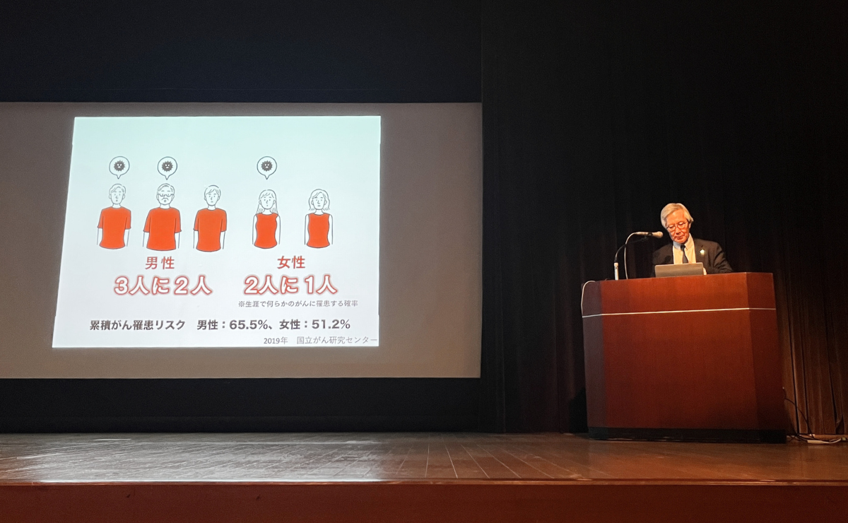 講演される中川恵一先生（引き）
